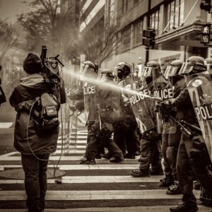 Jornalista cobrindo manifestação reprimida por policiais