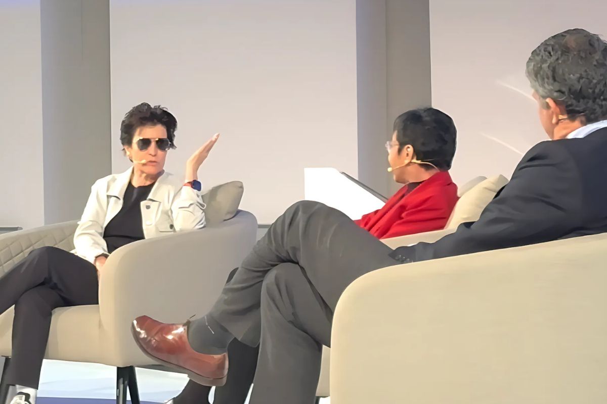 Kara Swisher, Maria Ressa e Steve Hasker debatendo sobre inteligência artificial na Trust Conference em Londres