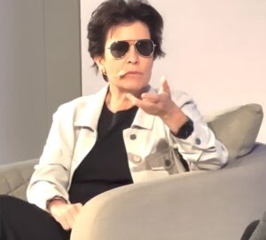 Kara Swisher, jornalista de tecnologia, falando em Londres sobre pagamento de conteúdo gerado pela indústria criativa pelas empresas de inteligência artificial