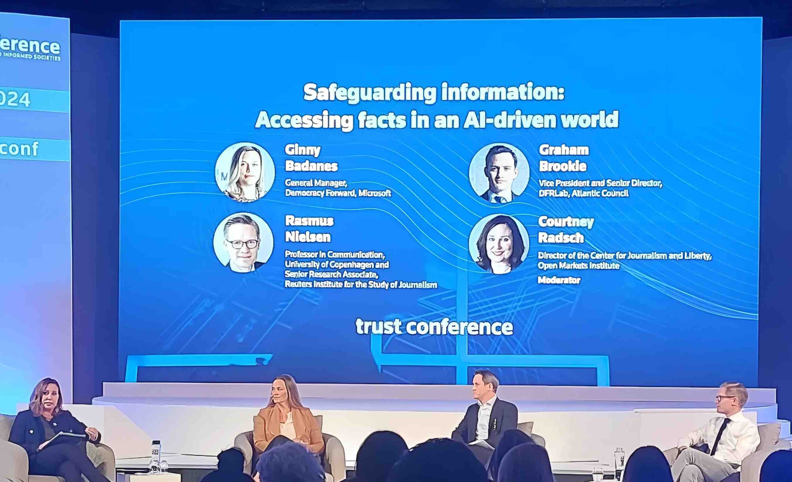 Painel sobre IA generativa na indústria de notícias durante a Trust Conference em Londres