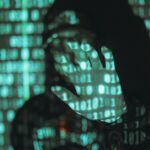 silhouette de espião sobre fundo de código de computador