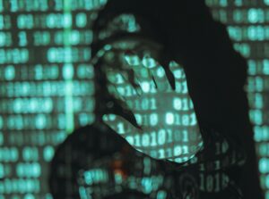silhouette de espião sobre fundo de código de computador